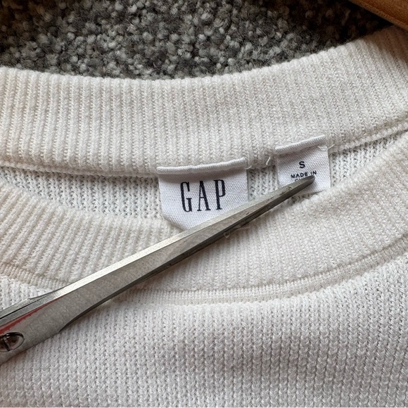 GAP Classic White Knit Sweater with Button Shoulders and Orange Stripes - small - Picture 4 of 7